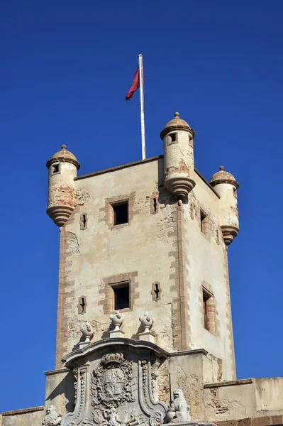 Torre sobre o portão da Terra em Cádiz. Paredes exteriores que separam o antigo bairro e a zona moderna da cidade . — Fotografia de Stock