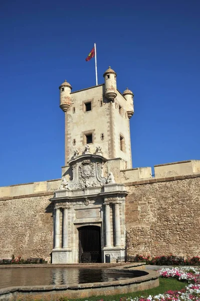Πύργος πάνω από την πύλη της γης στο Cadiz. Εξωτερικοί τοίχοι που χωρίζουν την παλιά συνοικία και τη μοντέρνα ζώνη της πόλης. — Φωτογραφία Αρχείου