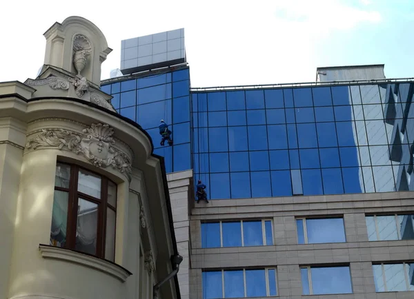 Alpinismo industrial. Lavadoras de ventanas en el Lotte Hotel Moscow . —  Fotos de Stock
