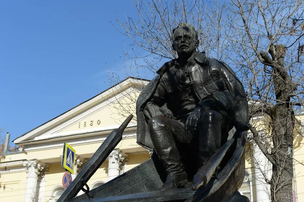 Monument till författaren Mikhail Sholokhov på Gogol Boulevard i Moskva. — Stockfoto