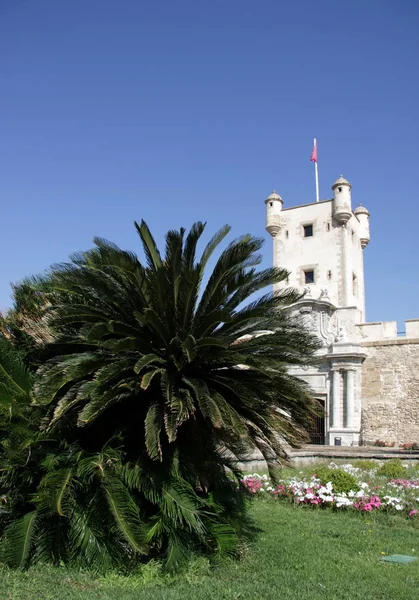 Věž nad pozemskou bránu v Cádizu. Vnější zdi, které oddělují staré čtvrti a moderní centrum města. — Stock fotografie
