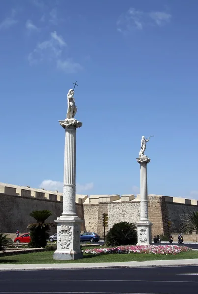 A Praça da Constituição é uma das principais praças de Cádiz. Nesta praça estão o famoso Earthen Gate e a Torre da Terra. . — Fotografia de Stock