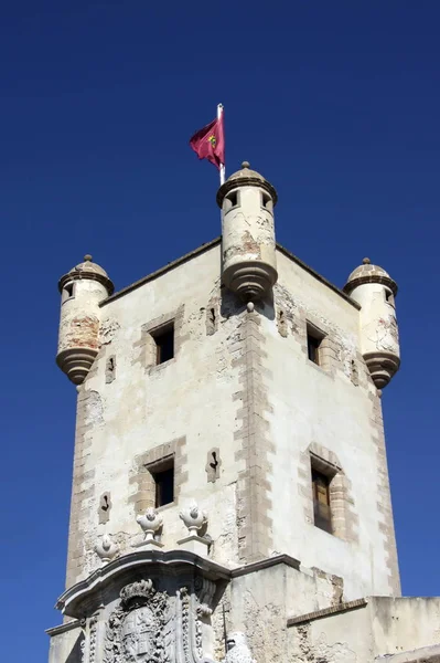 Torre sopra il cancello terrestre a Cadice. Mura esterne che separano il centro storico e la zona moderna della città . — Foto Stock