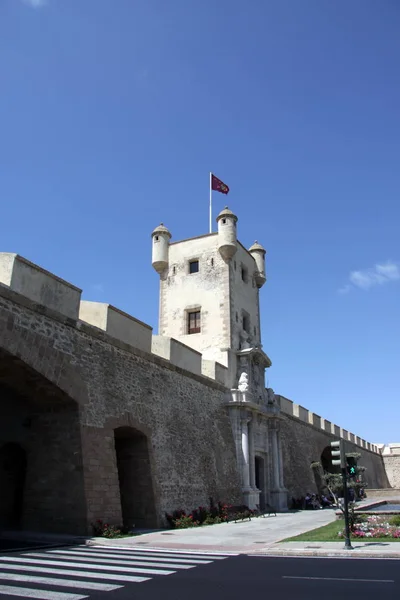 Torre sobre o portão da Terra em Cádiz. Paredes exteriores que separam o antigo bairro e a zona moderna da cidade . — Fotografia de Stock