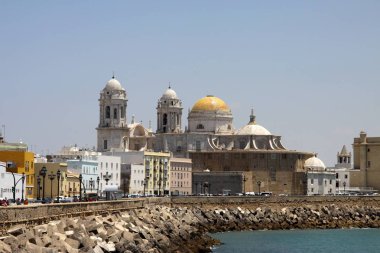 Cadiz, İspanya - 4 Temmuz 2011: The Cathedral kutsal haçı Cadiz eski deniz şehir içinde en büyük kabul edilir İspanya.