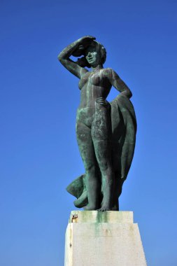  Bir denizci Cadiz antik liman kıyısında bekleyen bir kadın için anıt.