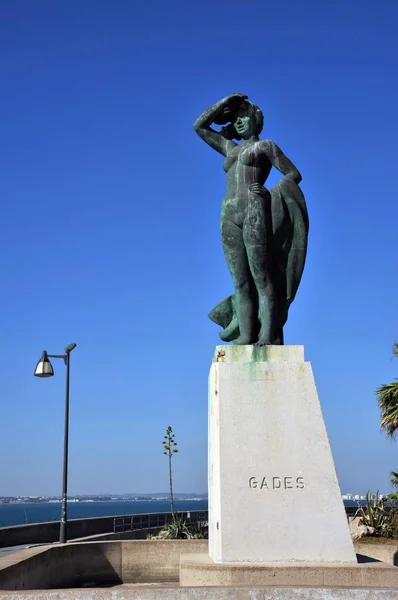 在加斯古海港岸边等待水手的女人纪念碑. — 图库照片