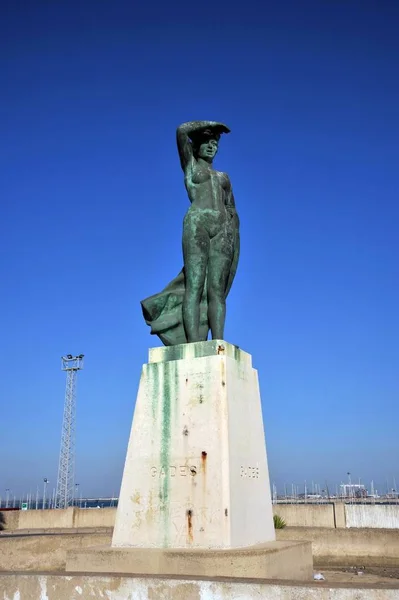 Pomnik kobieta czeka na marynarza na brzegu starożytnego portu morskiego w Cadiz. — Zdjęcie stockowe