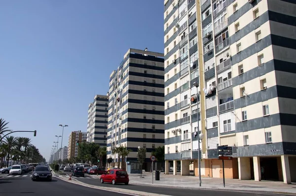 Cadiz, İspanya - 5 Temmuz 2011: Cadiz, Batı Avrupa'nın en eski şehirlerinden biri olan bir modern bakış.