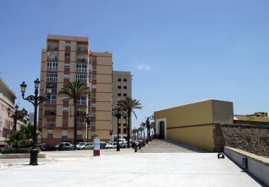 Cadiz, İspanya - 4 Temmuz 2011: Cadiz, Batı Avrupa'nın en eski şehirlerinden biri olan bir modern bakış.
