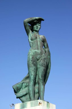  Bir denizci Cadiz antik liman kıyısında bekleyen bir kadın için anıt.