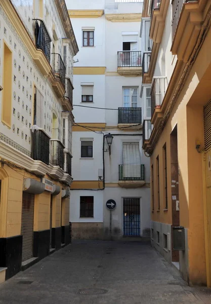 La antigua calle de Cádiz, una de las ciudades más antiguas de Europa Occidental . — Foto de Stock
