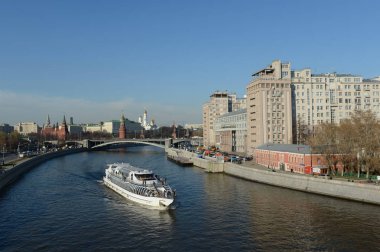 Moskova, Rusya - 17 Nisan, 2016:View Moskova Kremlin ve Bolshoy Kamenny Köprüsü.