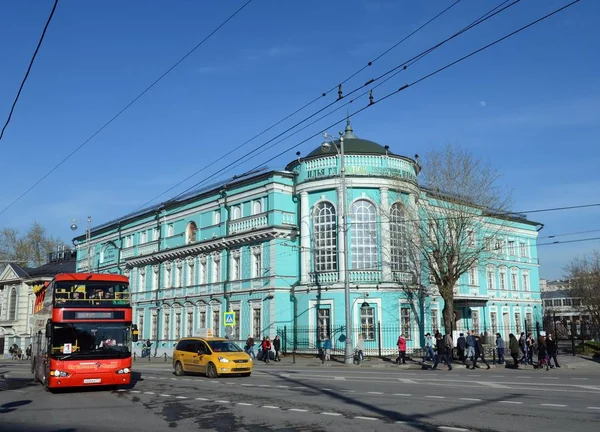 Az épület a Műcsarnok Moszkvában Ilja Glazunov turistabusz. — Stock Fotó