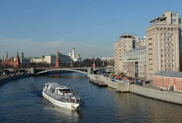 Moscú Rusia Abril 2016 Vista Del Kremlin Moscú Puente Bolshoy — Foto de Stock