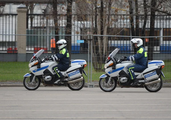 Kontrolleure der Verkehrspolizei auf Motorrädern patrouillieren auf der Straße. — Stockfoto