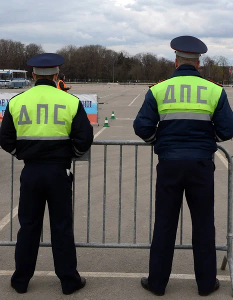 Inspectorii patrulei de poliţie rutieră . — Fotografie, imagine de stoc