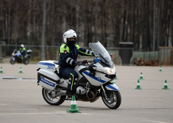 Trafik polisi müfettişleri aşırı resmi polis motosiklet sürüş eğitimi gerçekleştir. — Stok fotoğraf
