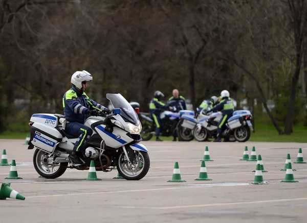 Trafik polisi müfettişleri aşırı resmi polis motosiklet sürüş eğitimi gerçekleştir. — Stok fotoğraf