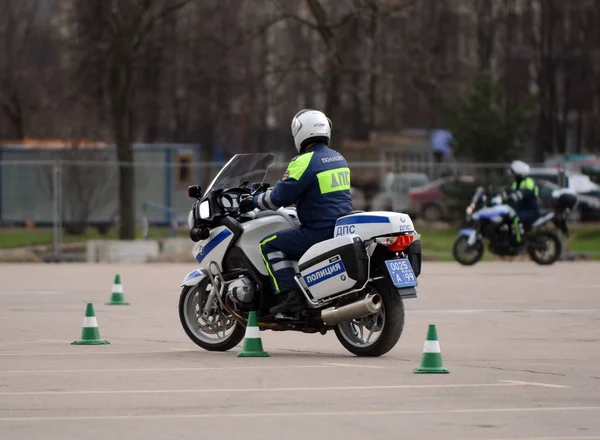 Инспекторы ГИБДД отрабатывают навыки экстремального вождения на служебных мотоциклах полиции . — стоковое фото