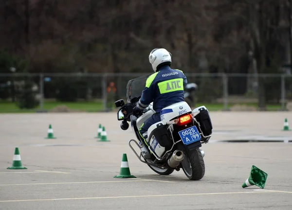 Ispettori della polizia stradale abilità di allenamento di guida estrema su motocicli ufficiali di polizia . — Foto Stock