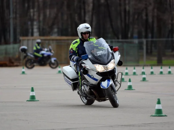 Inspectores de habilidades de entrenamiento de la policía de tráfico de conducción extrema en motocicletas oficiales de la policía . —  Fotos de Stock