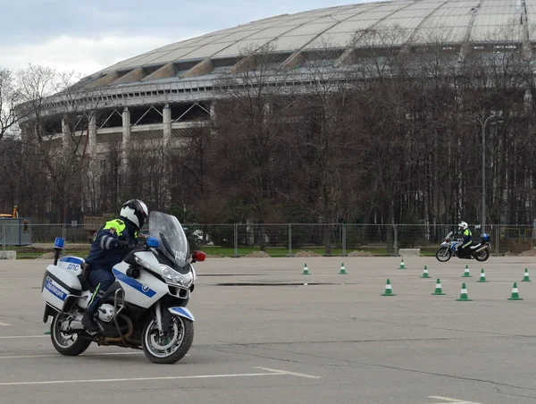 Inspektörer från trafik polisen träning färdigheter av extrem körning på officiella polis motorcyklar. — Stockfoto