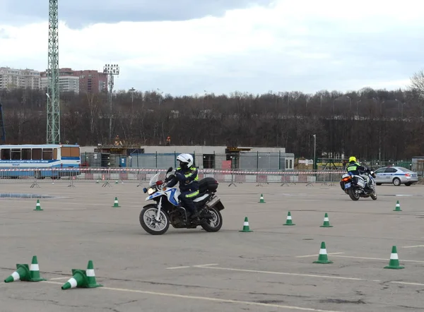 Kontrolleure der Verkehrspolizei üben Fähigkeiten des extremen Fahrens auf offiziellen Polizeimotorrädern. — Stockfoto