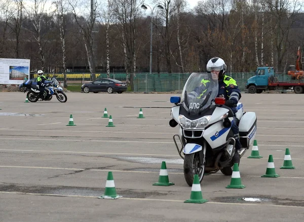 Inspektörer från trafik polisen träning färdigheter av extrem körning på officiella polis motorcyklar. — Stockfoto