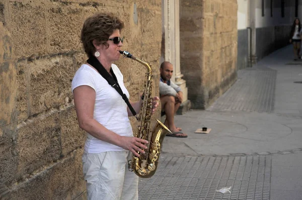 Cadiz Spain July 2011 Unknown Woman Plays Saxophone Old Street — Stock Photo, Image