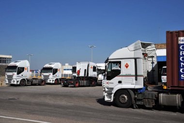 Cadiz, İspanya - 5 Temmuz 2011: Kamyon Cadiz Liman içinde.