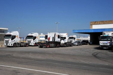 Cadiz, İspanya - 5 Temmuz 2011: Kamyon Cadiz Liman içinde.