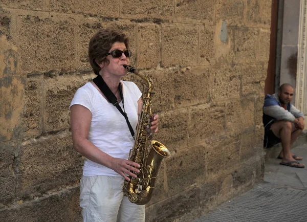 Cadiz Spain July 2011 Unknown Woman Plays Saxophone Old Street — Stock Photo, Image