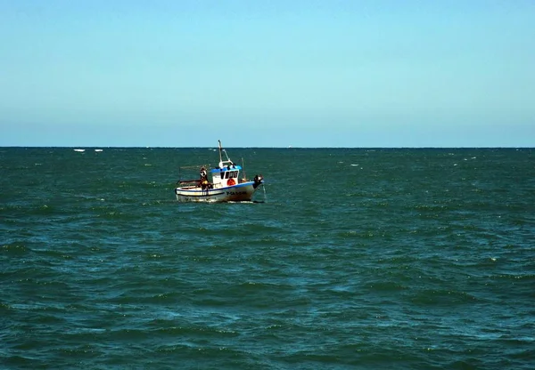 Cadiz Spanien Juli 2011 Fischerboot Vor Der Küste Der Meerstadt — Stockfoto