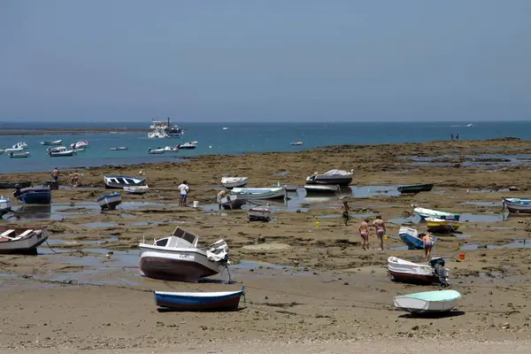 西班牙加斯 2011年7月5日 在加斯拉斯娜海滩附近的海岸上的小船 — 图库照片