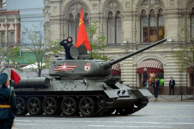  T-34-85 orta tank ile geçit bir prova sırasında Kızıl Meydan üzerinde bayrak kırmızı