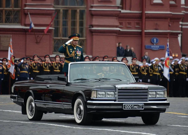 El Ministro de Defensa de Rusia Sergey Shoigu, el desfile dedicado al Día de la Victoria en el ensayo general . —  Fotos de Stock