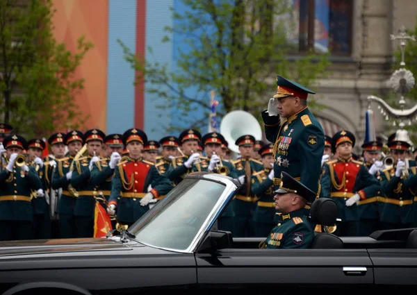 Le ministre de la Défense de la Russie Sergey Shoigu, le défilé consacré au Jour de la Victoire à la répétition générale . — Photo