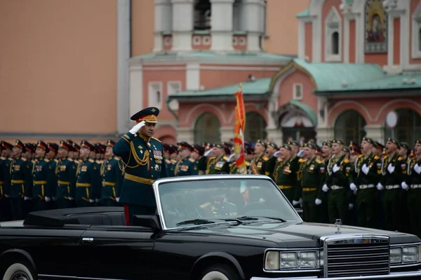 Le ministre de la Défense de la Russie Sergey Shoigu, le défilé consacré au Jour de la Victoire à la répétition générale . — Photo