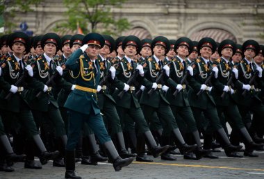  Öğrenciler Saratov askeri Enstitüsü Ulusal Muhafız birlikleri geçit töreni provası Kızıl Meydan