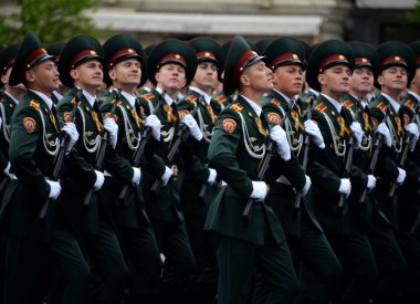  Öğrenciler Saratov askeri Enstitüsü Ulusal Muhafız birlikleri geçit töreni provası Kızıl Meydan