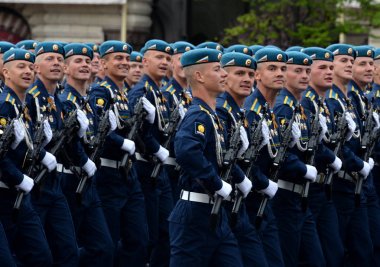  Ryazan havadan komut okul öğrenciler. V. Margelova, geçit töreni provası Kızıl Meydan şerefine zafer günü.
