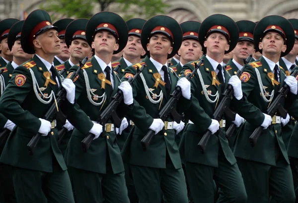  Öğrenciler Saratov askeri Enstitüsü Ulusal Muhafız birlikleri geçit töreni provası Kızıl Meydan