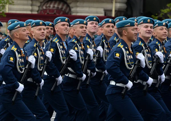 Cadetti della scuola di comando aerea Ryazan. V. Margelova alla prova di parata su quadrato rosso in onore di Giorno di Vittoria . — Foto Stock