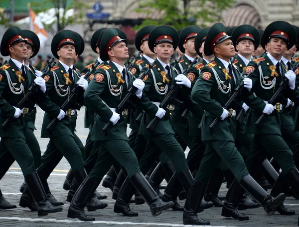 Cadetti dell'Istituto Militare Saratov delle truppe della Guardia Nazionale alla prova generale della parata sulla Piazza Rossa — Foto Stock