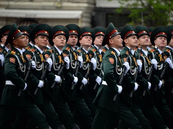 Cadetten van de Saratov militair Instituut voor de Nationale Garde troepen op de generale repetitie voor de parade op het Rode plein — Stockfoto