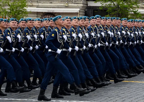 Kadetten der fliegerischen Kommandoschule von Ryazan. v. Margelova bei der Parade-Probe auf dem Roten Platz zu Ehren des Sieges. — Stockfoto