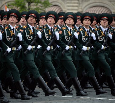   Öğrenciler Saratov askeri Enstitüsü Ulusal Muhafız birlikleri geçit töreni provası Kızıl Meydan