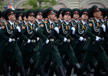   Öğrenciler Saratov askeri Enstitüsü Ulusal Muhafız birlikleri geçit töreni provası Kızıl Meydan