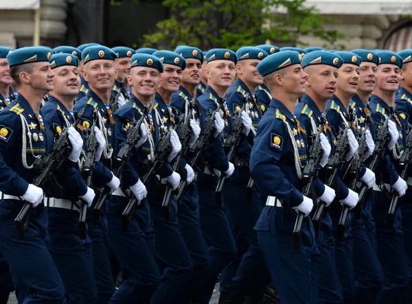 Cadetten van de Ryazan airborne command school. V. Margelova tijdens de repetitie van de parade op het Rode plein ter ere van de dag van de overwinning. — Stockfoto